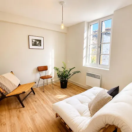 Maison Tres Agreable Et Calme Avec Terrasse En Centre Apartment